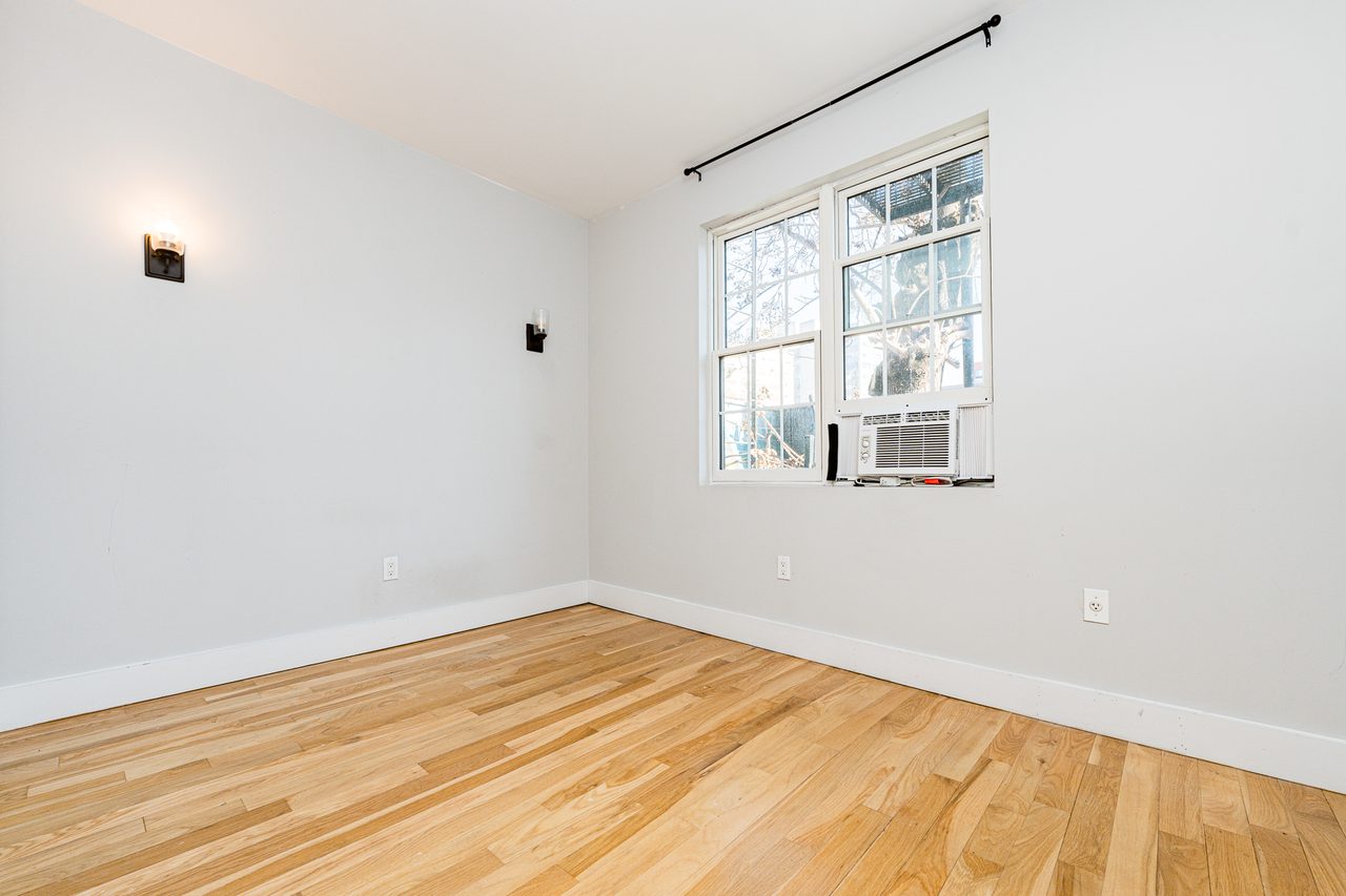 #1802: Clinton Hill - Queen Bedroom B - 8