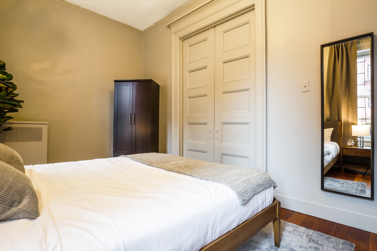 #146: Chelsea - Queen Bedroom D - #146: Chelsea - Gallery - 2