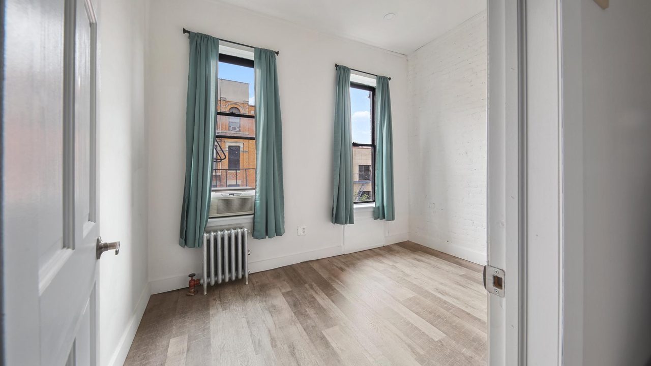  #548: East Village - Queen Bedroom B  -  #548: East Village  - Gallery -  13