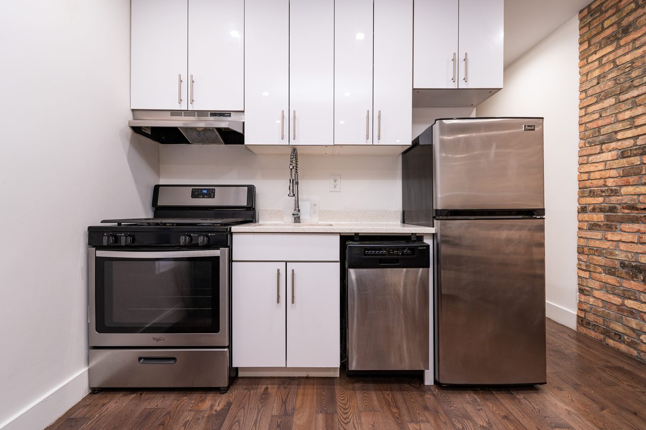 #1788: West Harlem - Full Bedroom A - 5