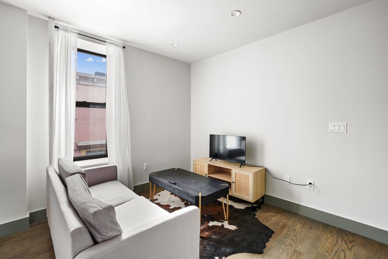 #552: East Harlem - Queen Bedroom A - 10