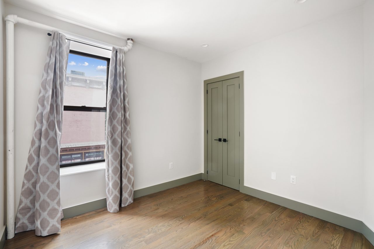 #552: East Harlem - Queen Bedroom A - 13