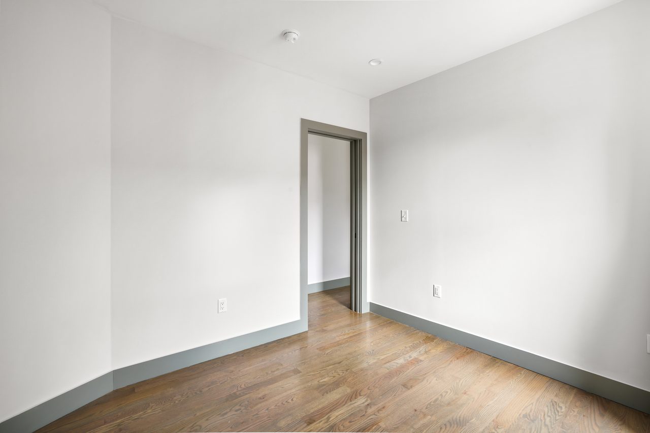 #552: East Harlem - Queen Bedroom A - 12
