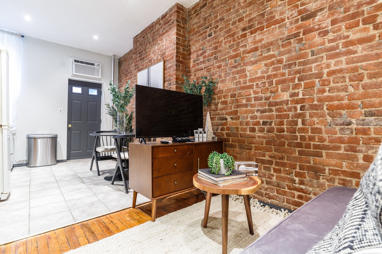  #294: Upper East Side - Studio (Queen)  -  #294: Upper East Side  - Gallery -  2