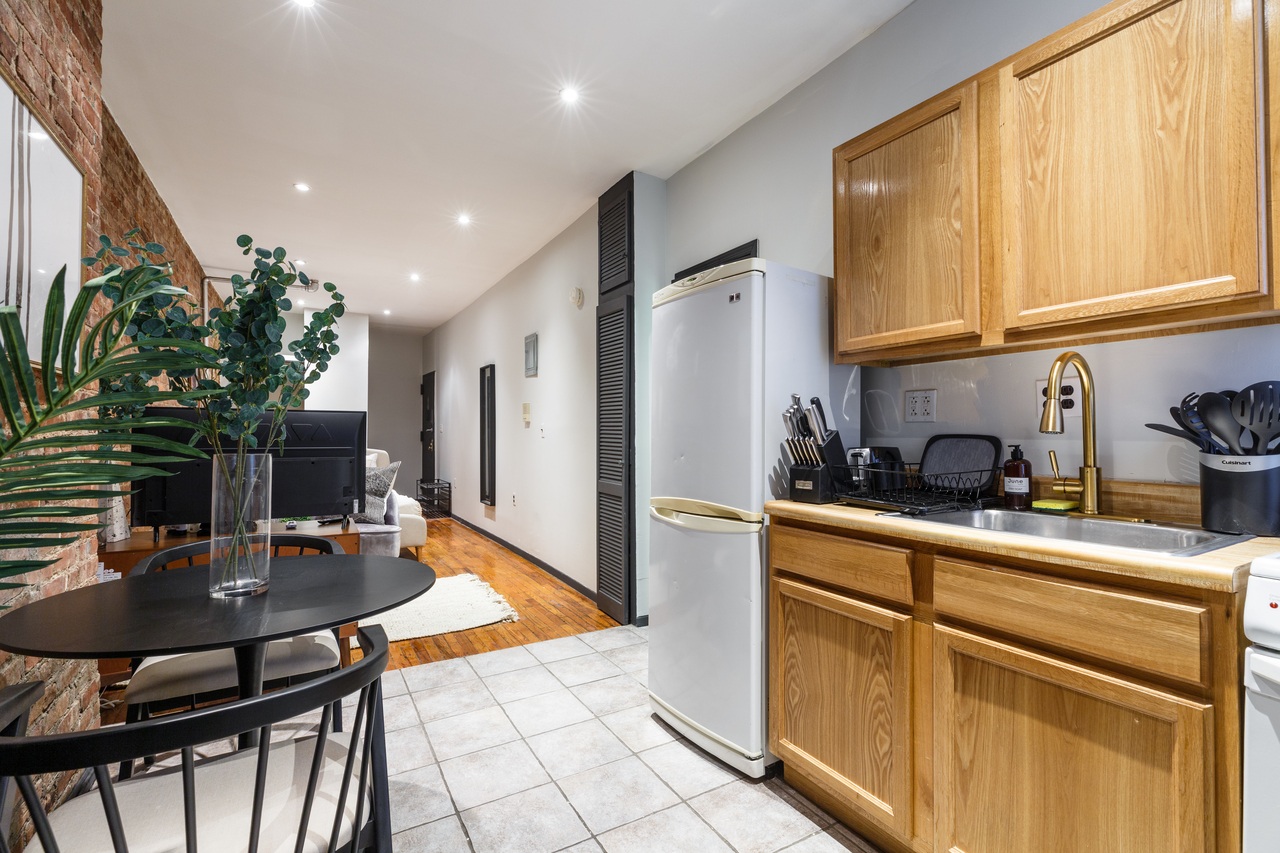  #294: Upper East Side - Studio (Queen)  -  #294: Upper East Side  - Gallery -  4