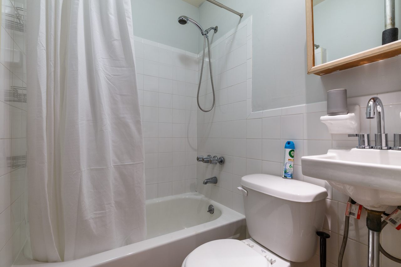  #294: Upper East Side - Studio (Queen)  -  #294: Upper East Side  - Gallery -  6