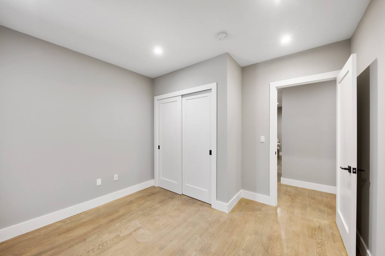  #725: West Harlem - Queen Bedroom A  -  #725: West Harlem  - Gallery -  8