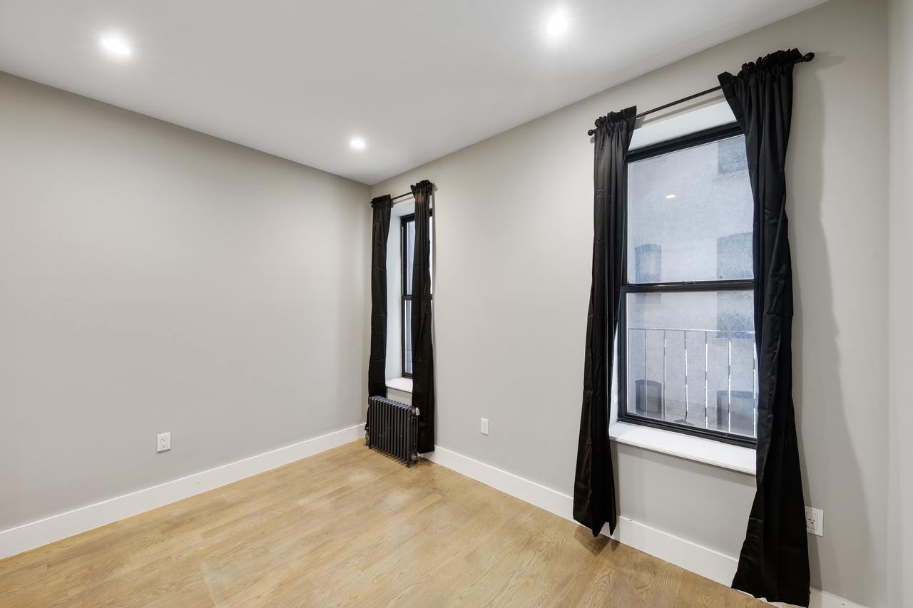  #725: West Harlem - Queen Bedroom A  -  #725: West Harlem  - Gallery -  9