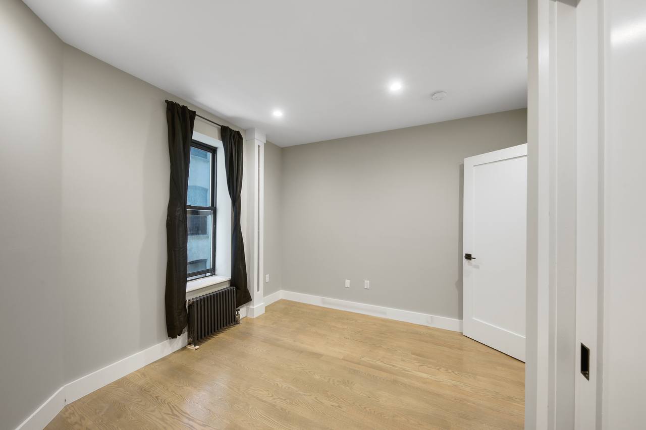  #725: West Harlem - Queen Bedroom B  -  #725: West Harlem  - Gallery -  7