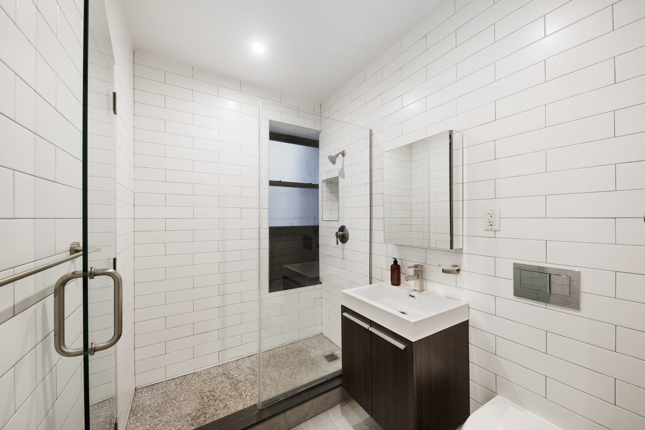  #725: West Harlem - Queen Bedroom B  -  #725: West Harlem  - Gallery -  3