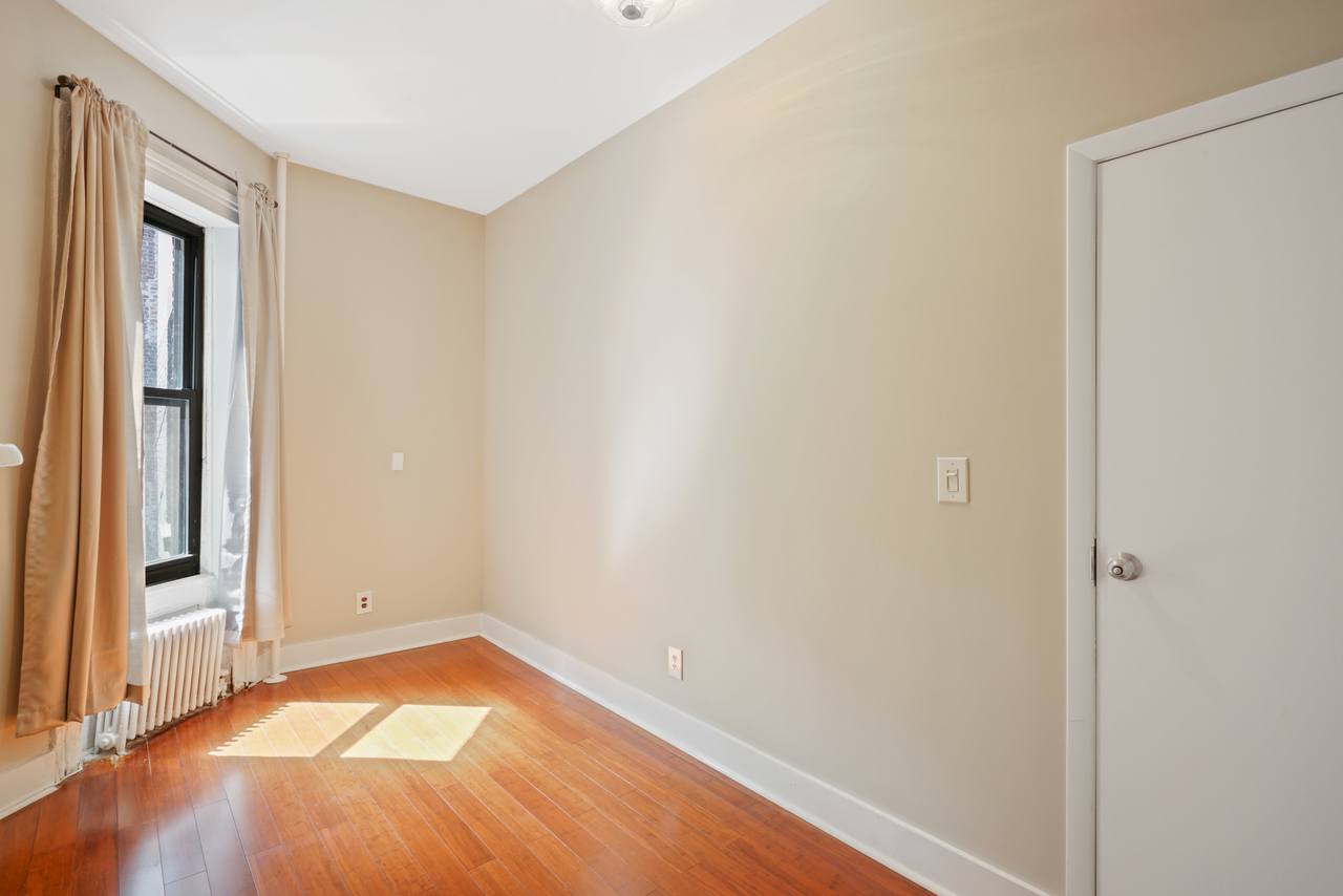 #486: Hell's Kitchen - Full Bedroom B - #486: Hell's Kitchen - Gallery - 4