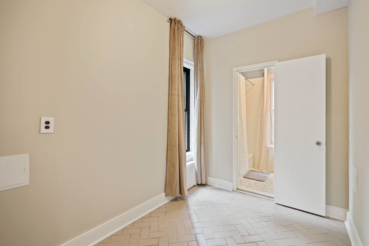  #486: Hell's Kitchen - Twin Bedroom C W/Private Bathroom  -  #486: Hell's Kitchen  - Gallery -  1