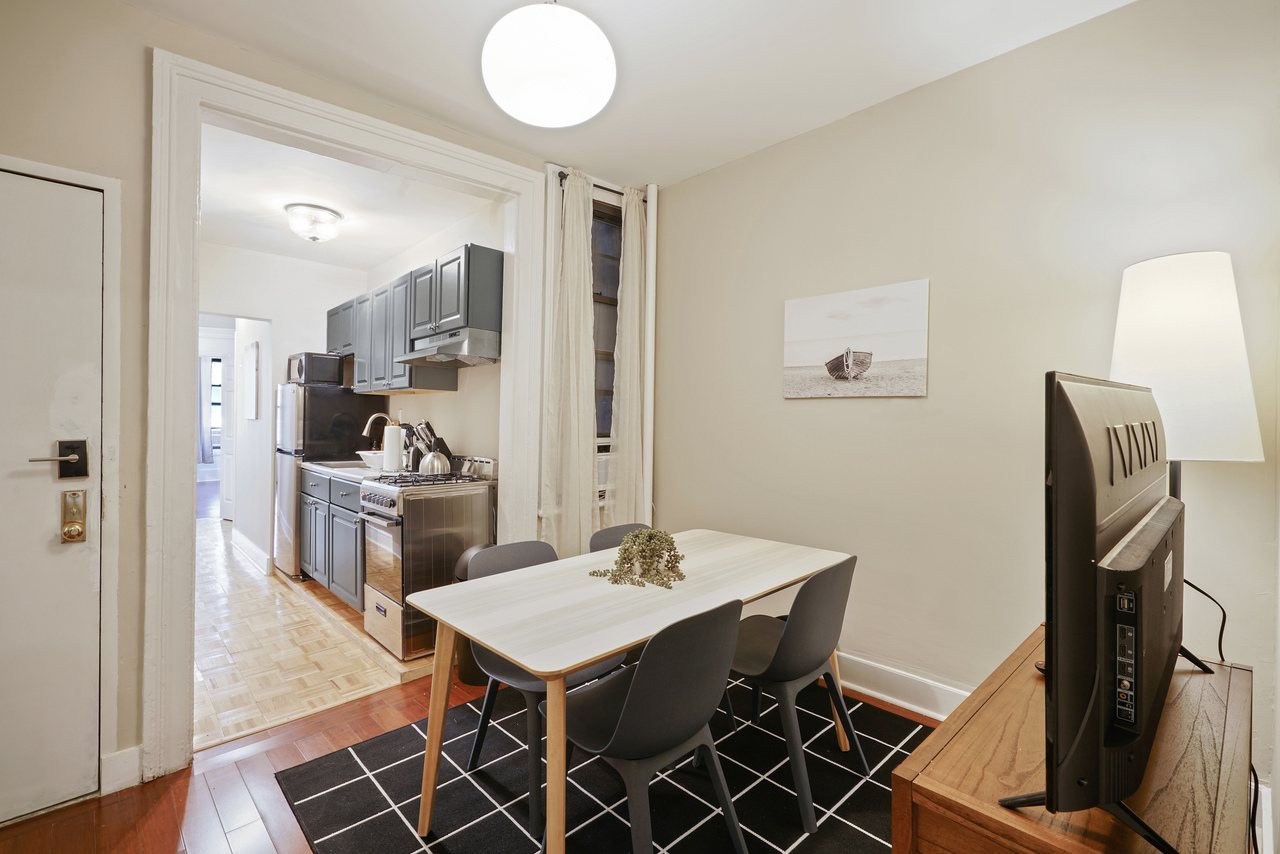  #486: Hell's Kitchen - Twin Bedroom C W/Private Bathroom  -  #486: Hell's Kitchen  - Gallery -  9