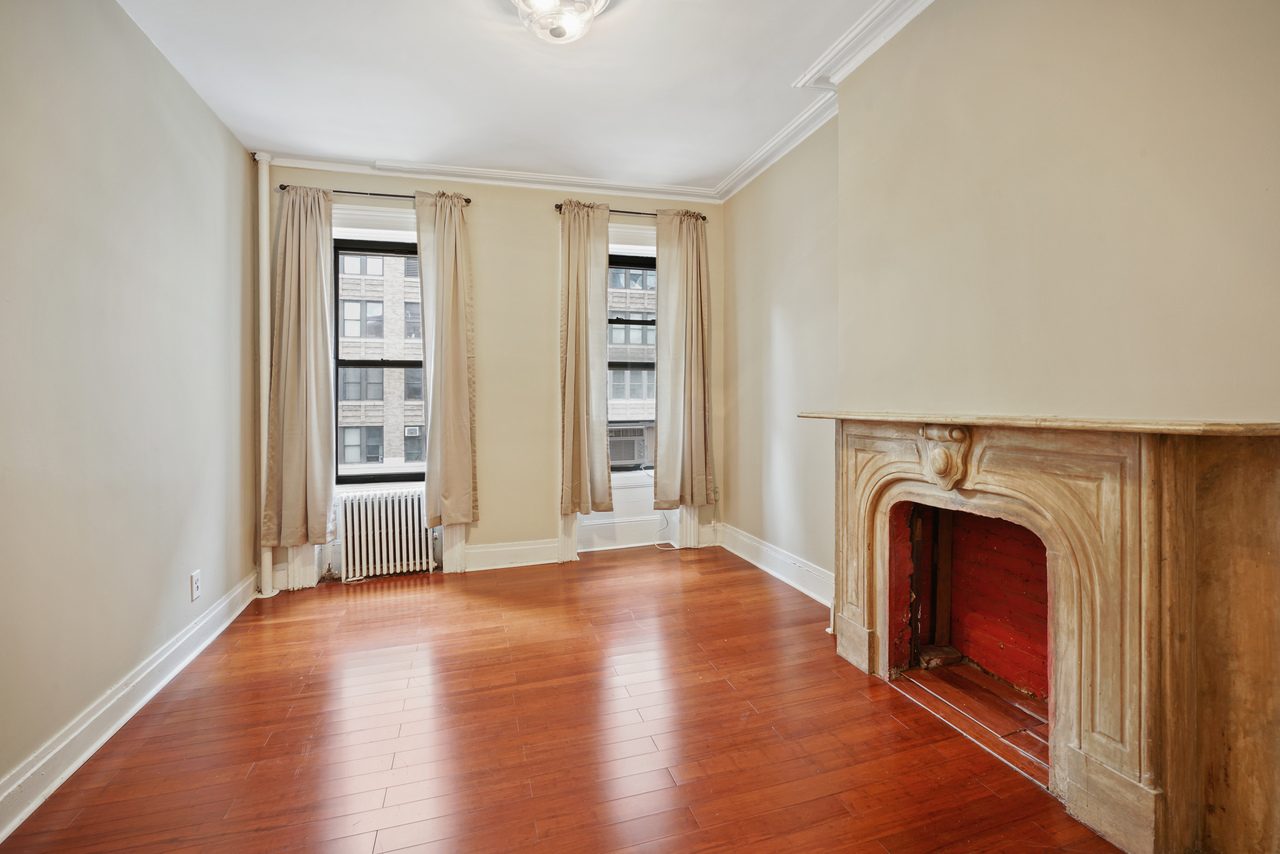  #486: Hell's Kitchen - Queen Bedroom A  -  #486: Hell's Kitchen  - Gallery -  15
