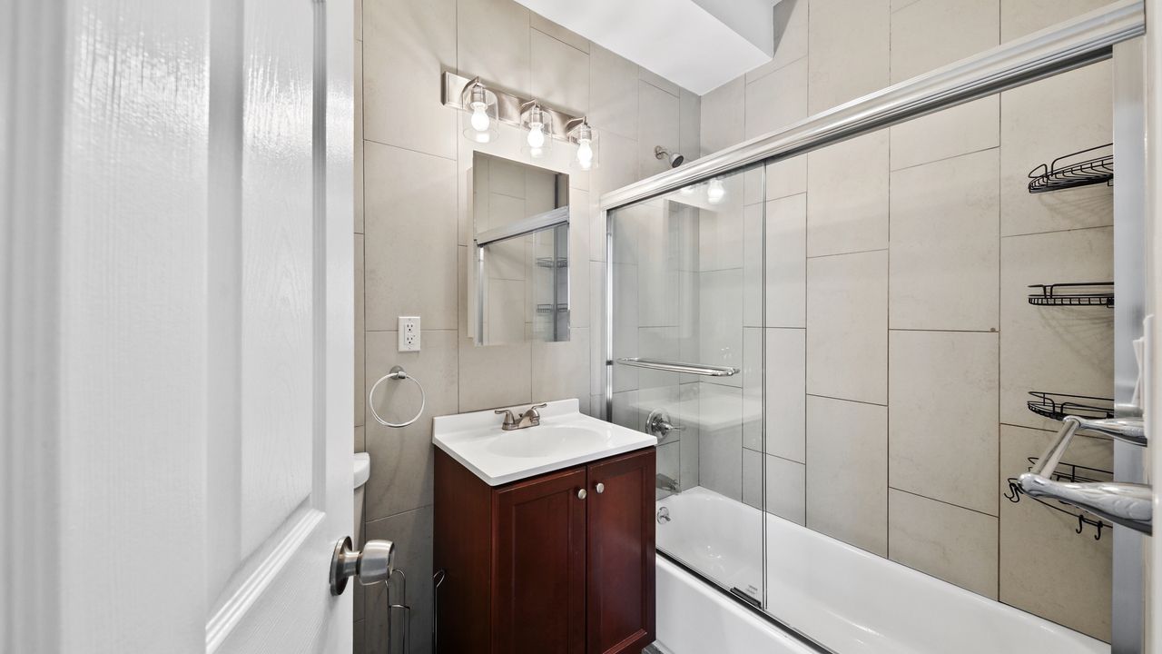 #582: East Harlem - Queen Bedroom B - 3