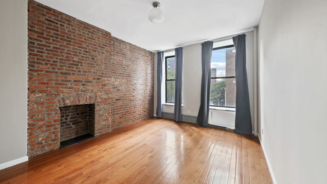 #582: East Harlem - Queen Bedroom A - 12