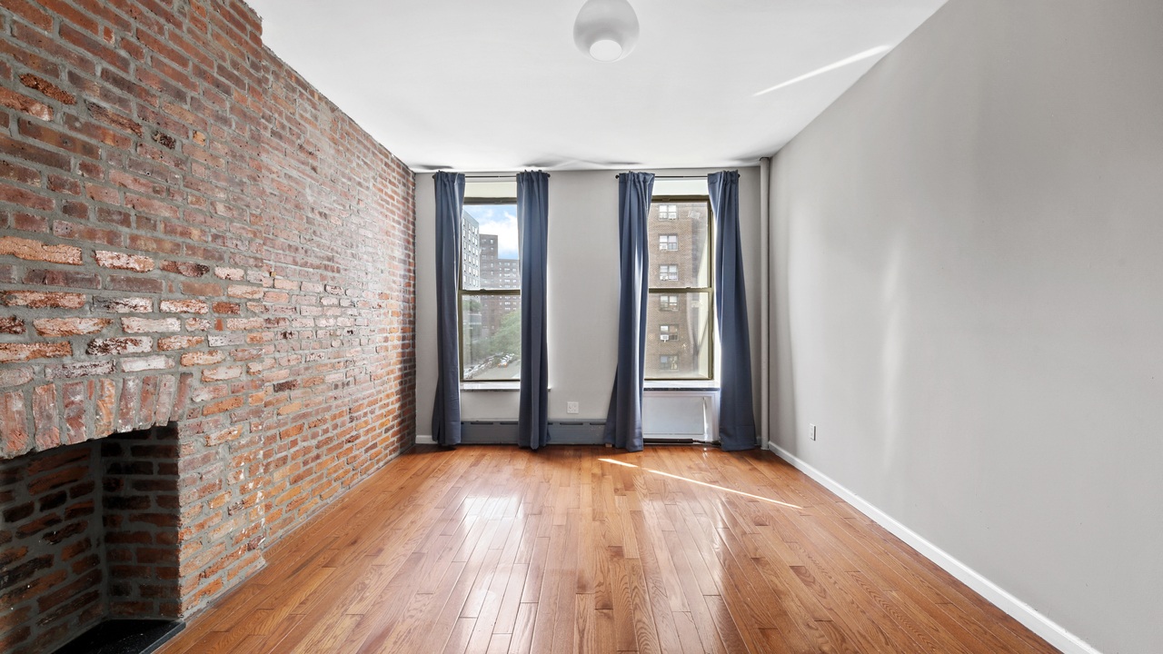 #582: East Harlem - Queen Bedroom A - 11
