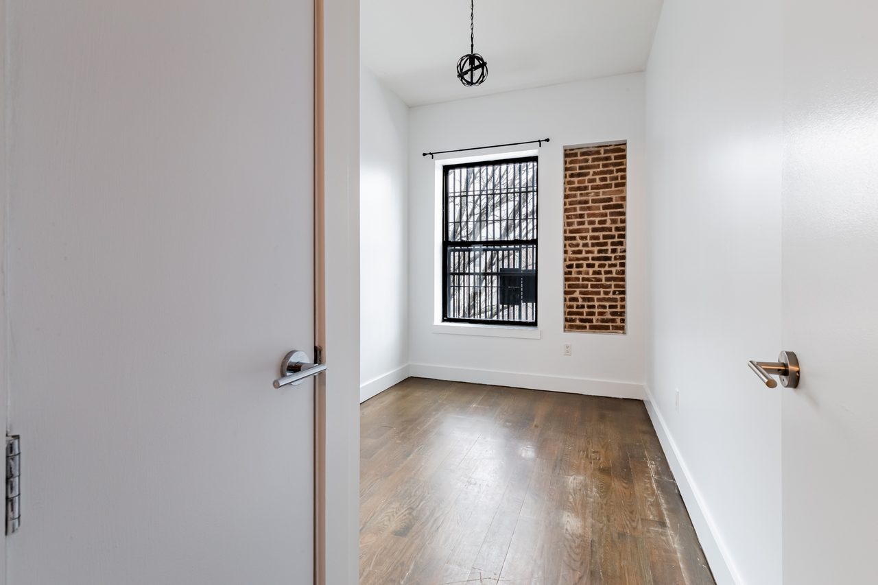 #1724: Crown Heights - Queen Bedroom A - #1724: Crown Heights - Gallery - 12