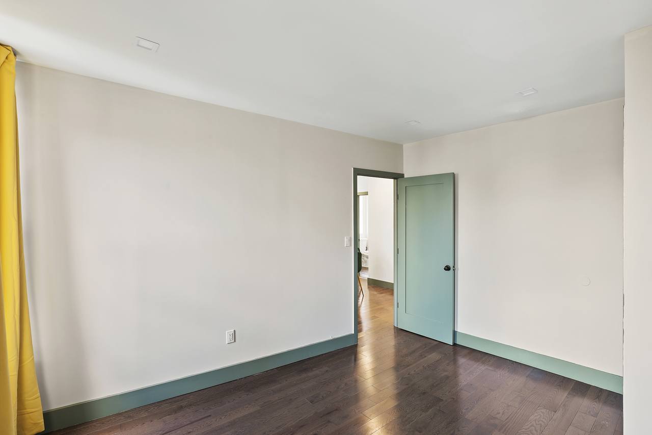 #499: East Harlem - Queen Bedroom A - 4