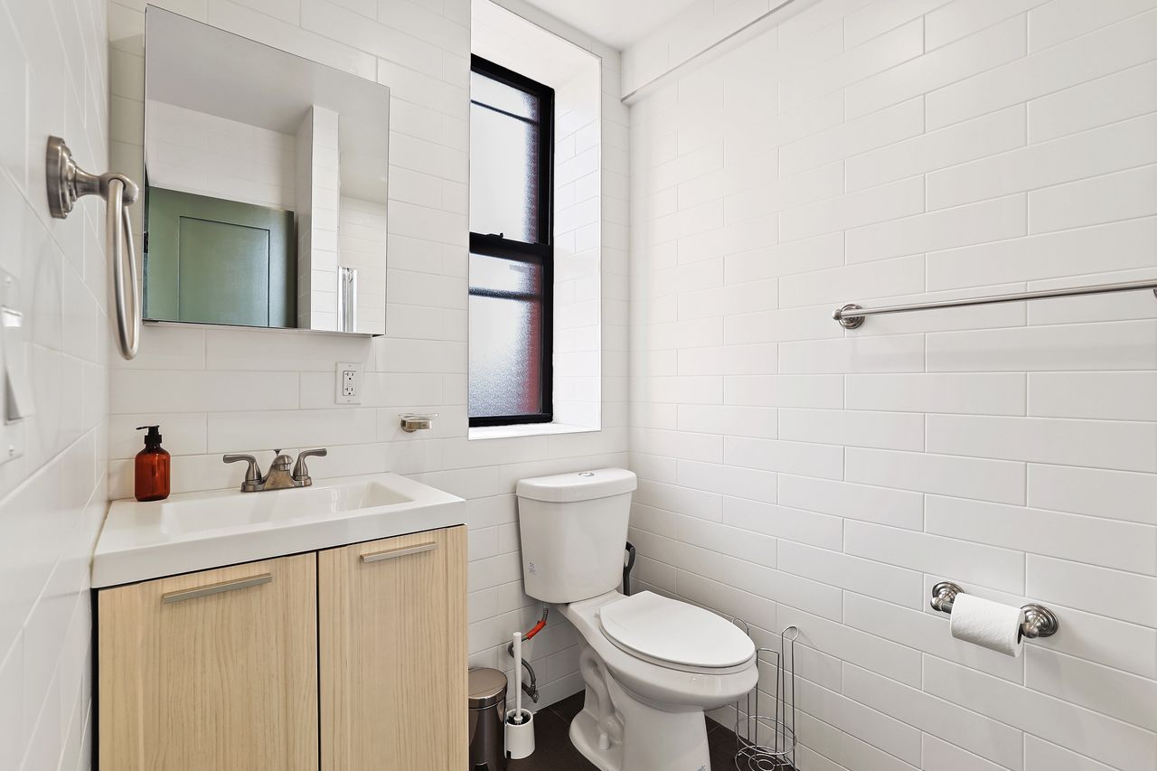 #499: East Harlem - Queen Bedroom A - 16