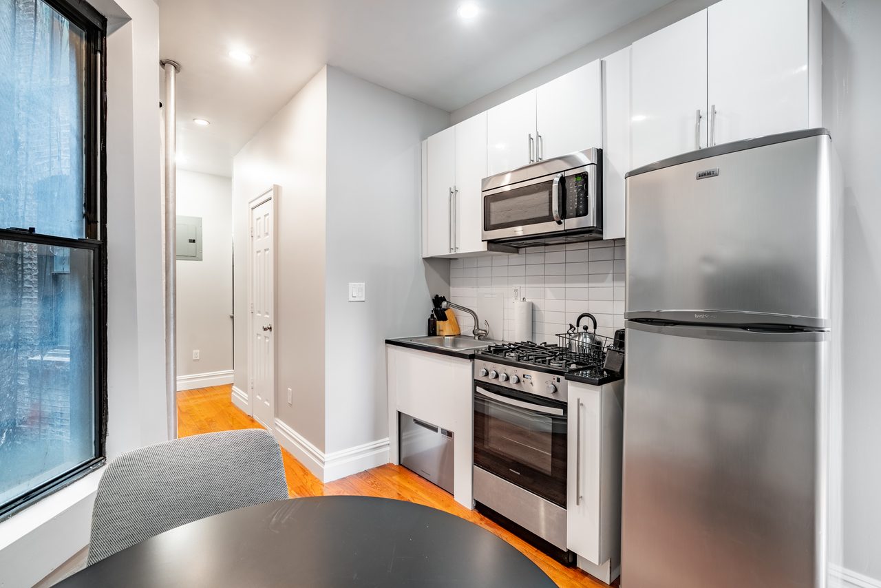 #1100: Columbus Circle - Twin Bedroom A - 8