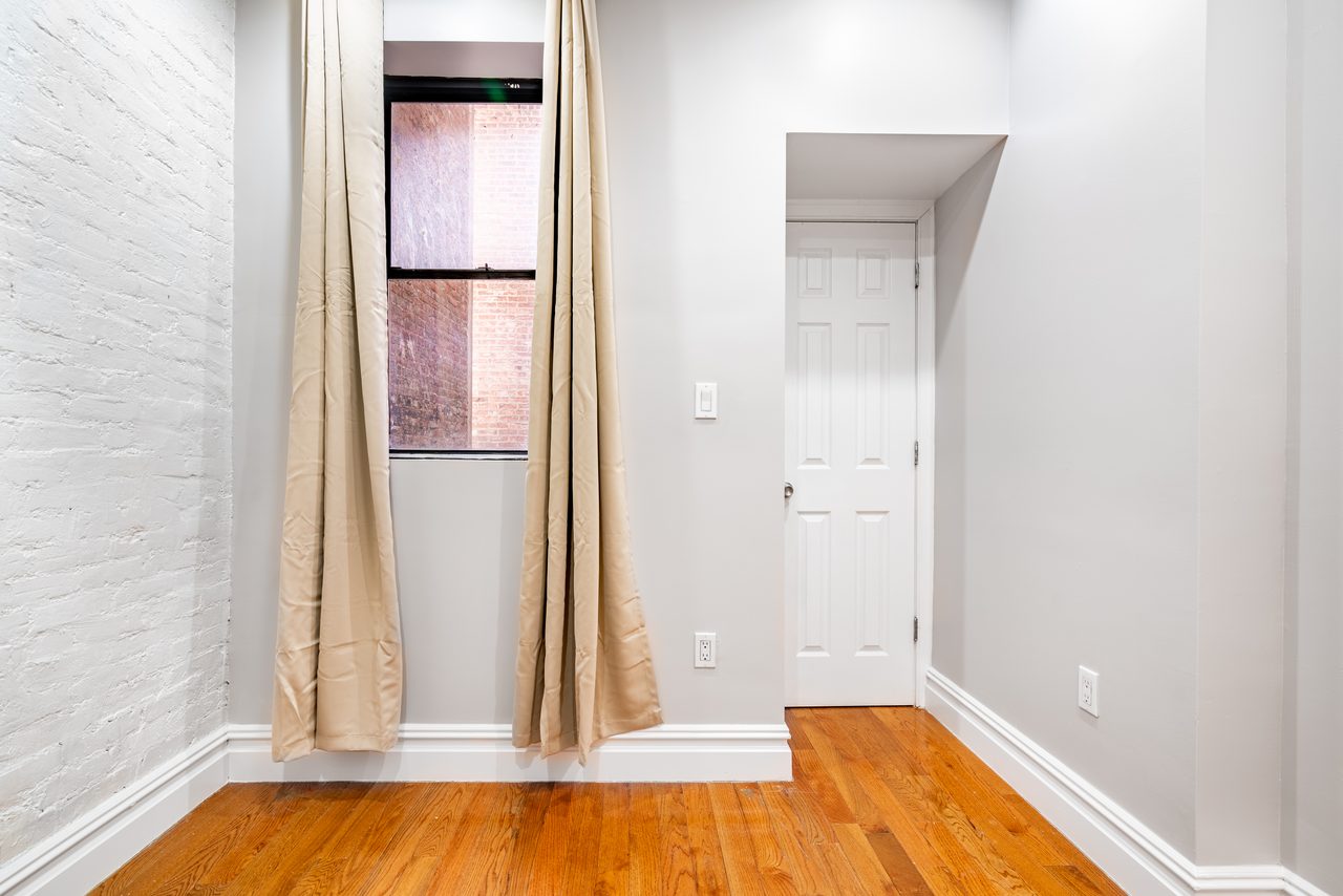 #1100: Columbus Circle - Twin Bedroom A - 12