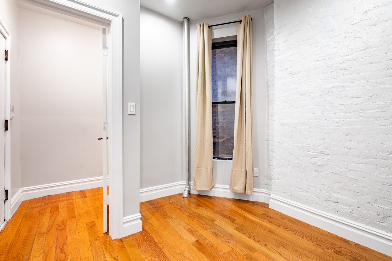 #1100: Columbus Circle - Twin Bedroom A - 11