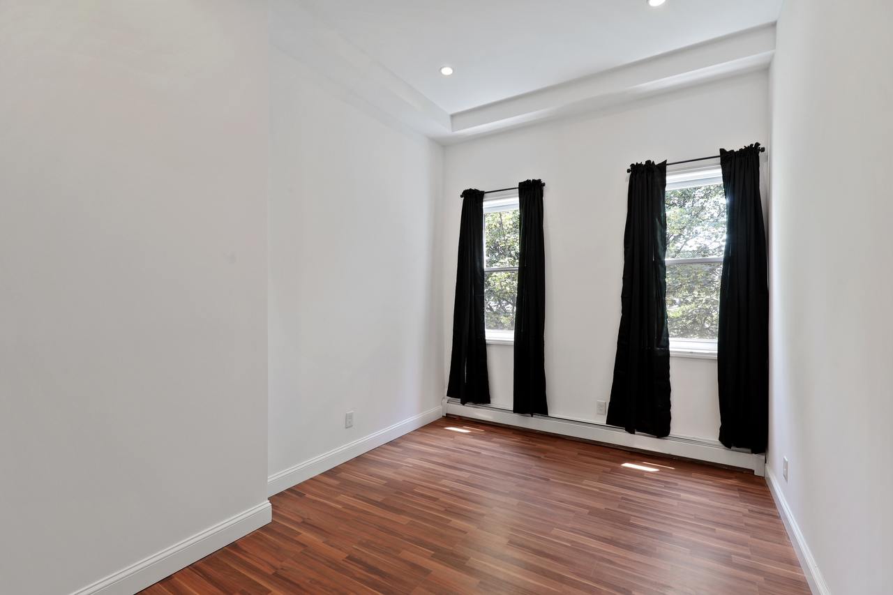 #504: Bushwick - Queen Bedroom B - 14