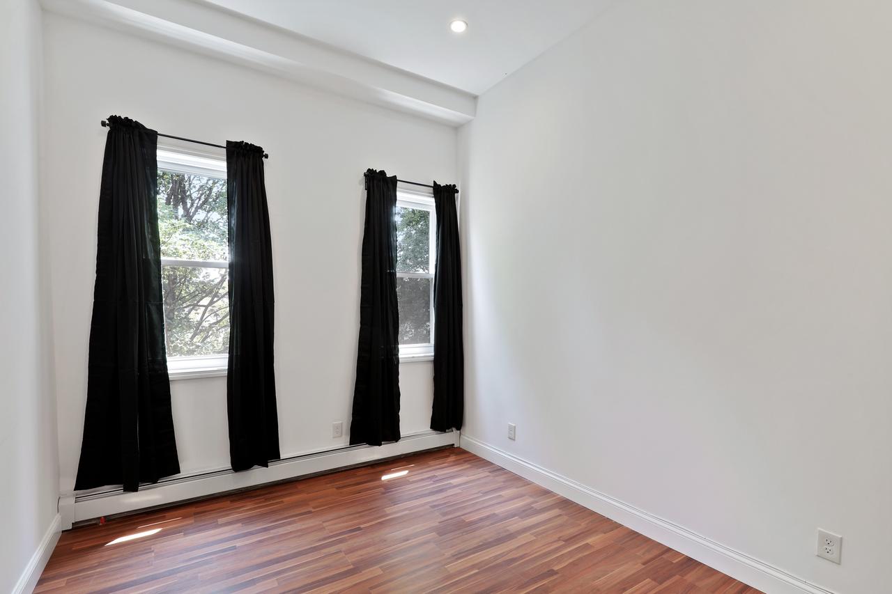 #504: Bushwick - Queen Bedroom B - 13