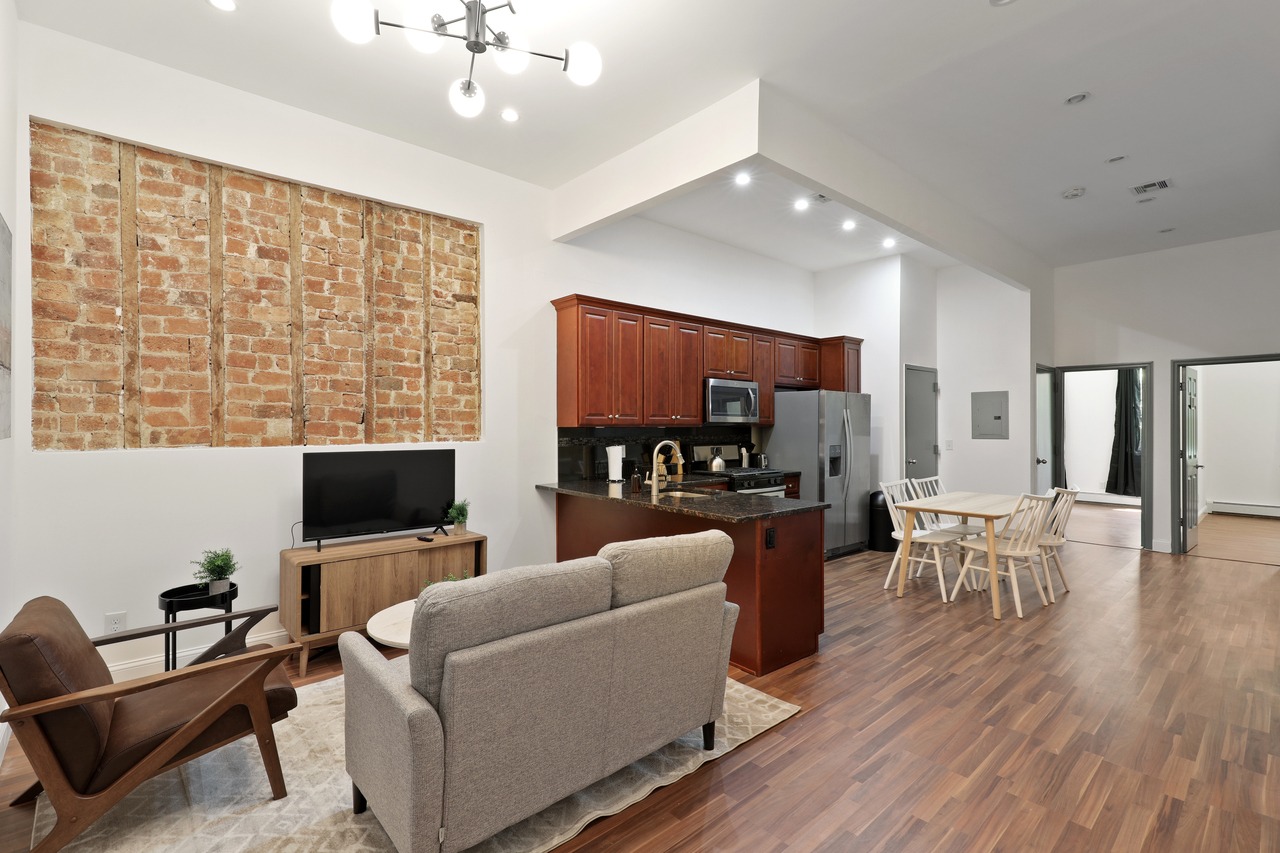 #504: Bushwick - Queen Bedroom B - 10