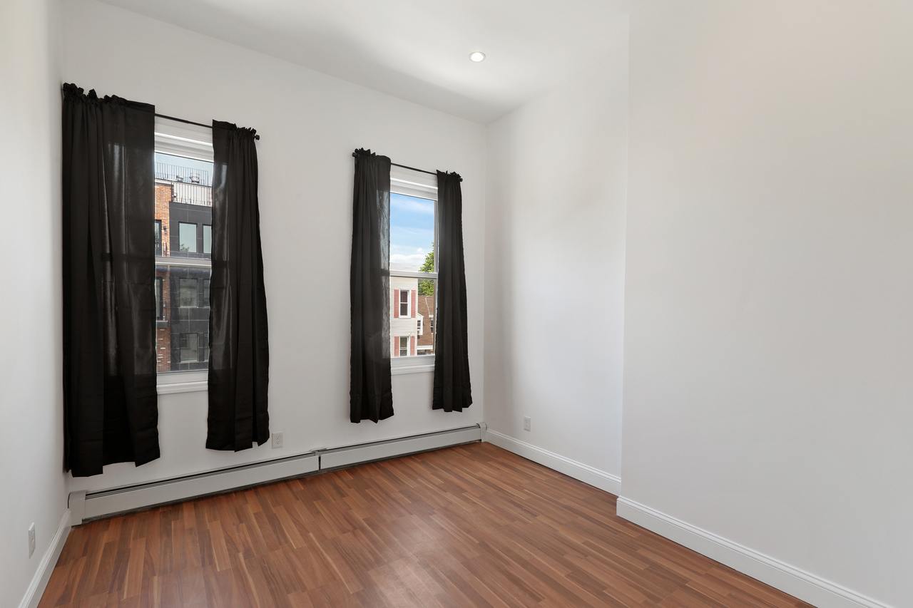 #504: Bushwick - Queen Bedroom D - 16