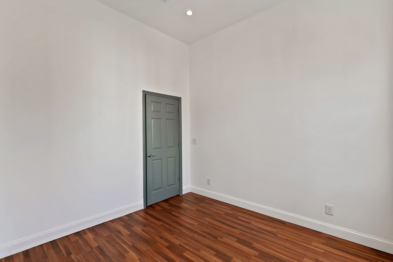 #504: Bushwick - Queen Bedroom D - #504: Bushwick - Gallery - 3