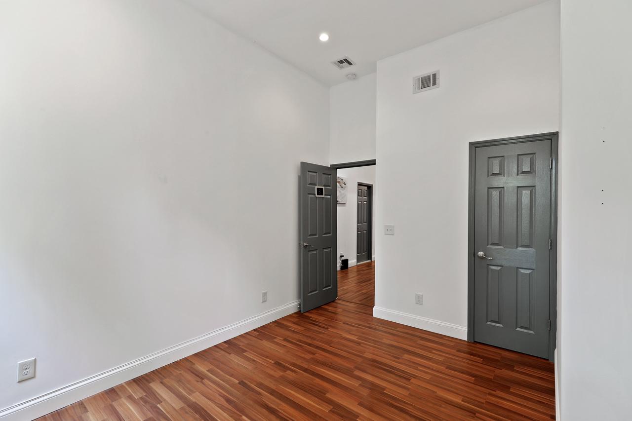  #504: Bushwick - Queen Bedroom B  -  #504: Bushwick  - Gallery -  14