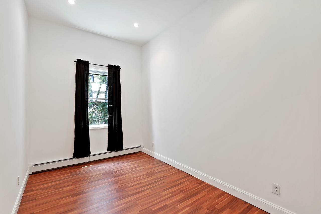 #504: Bushwick - Queen Bedroom A - 18