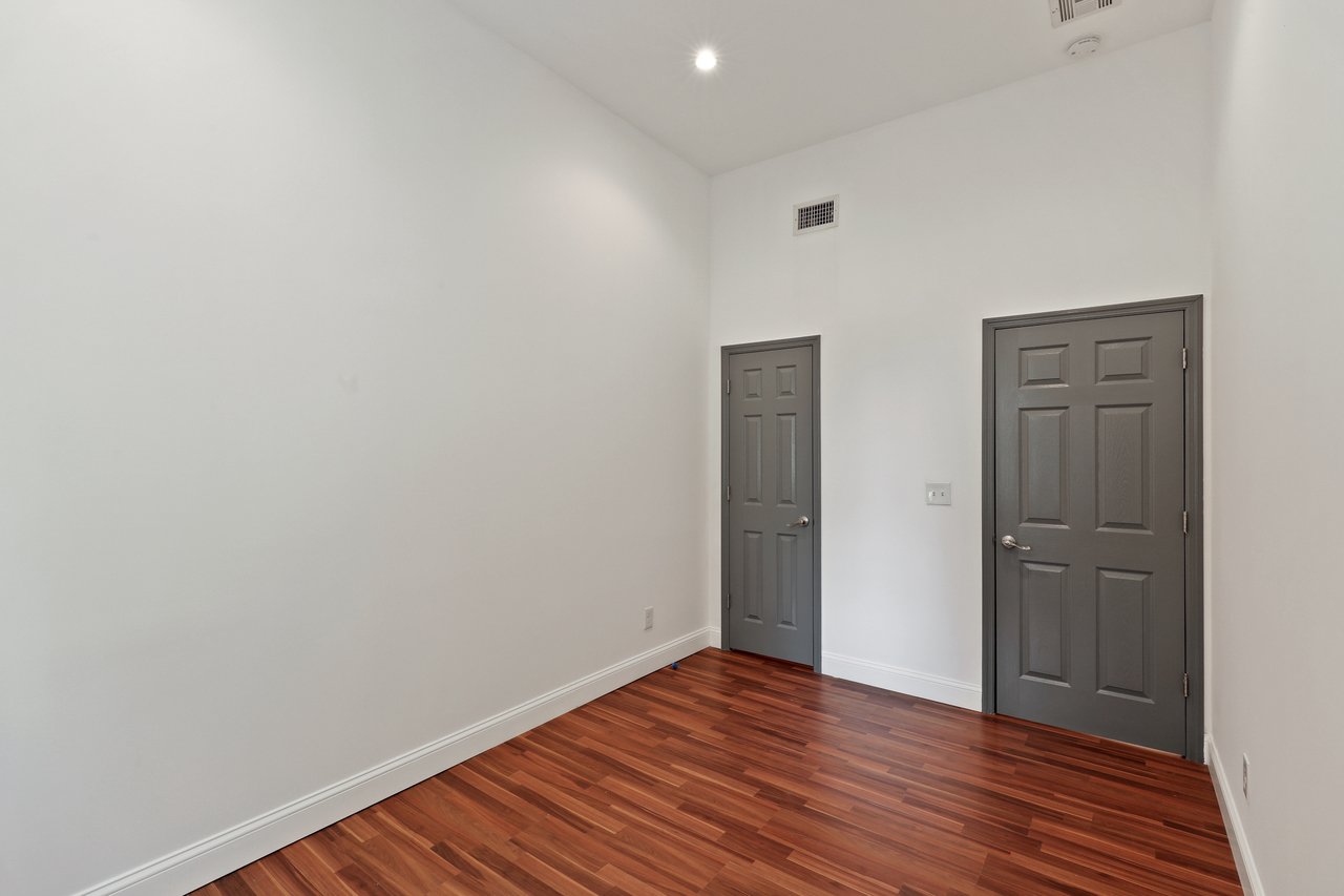 #504: Bushwick - Queen Bedroom A - 16