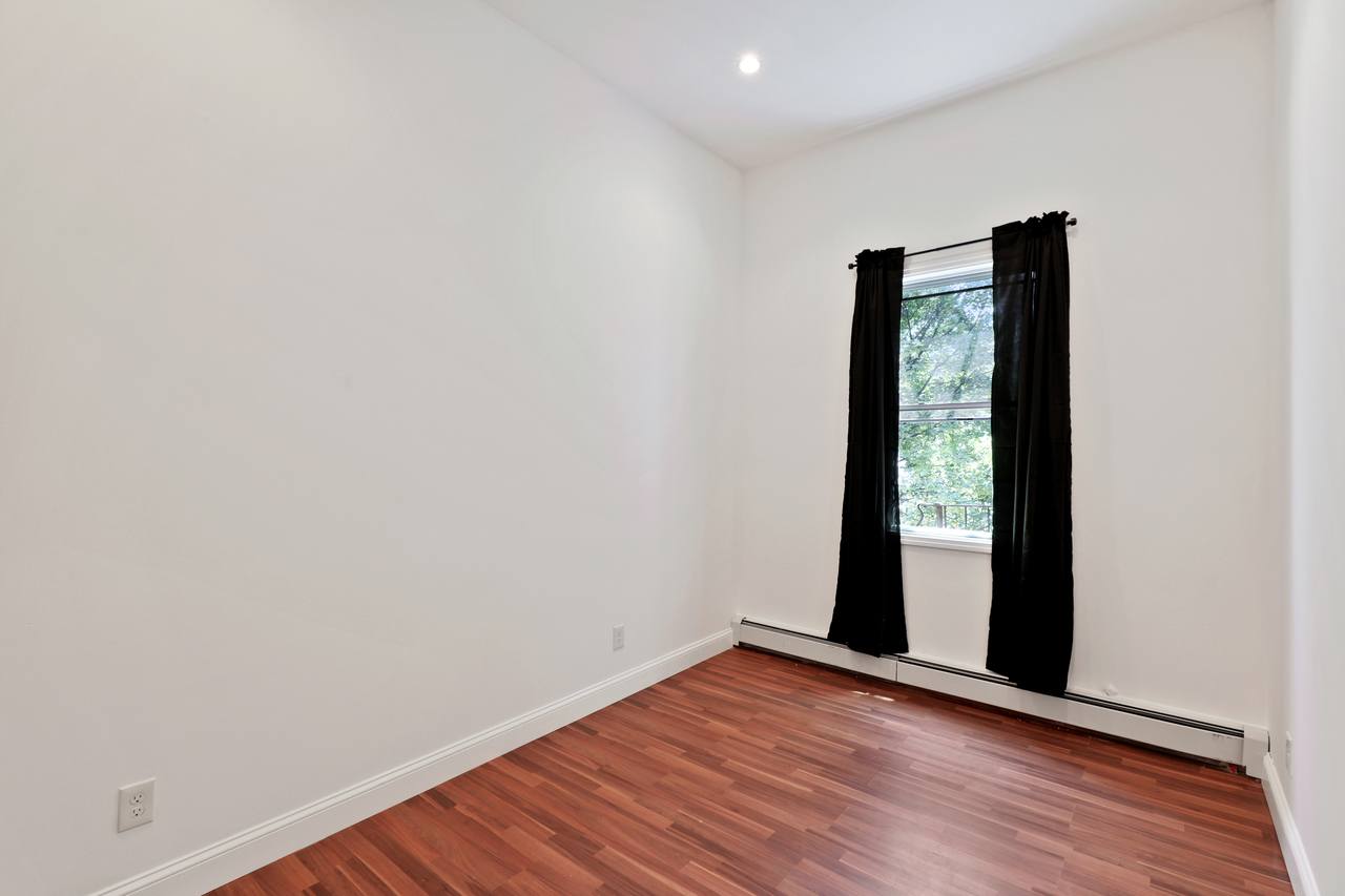 #504: Bushwick - Queen Bedroom A - 17