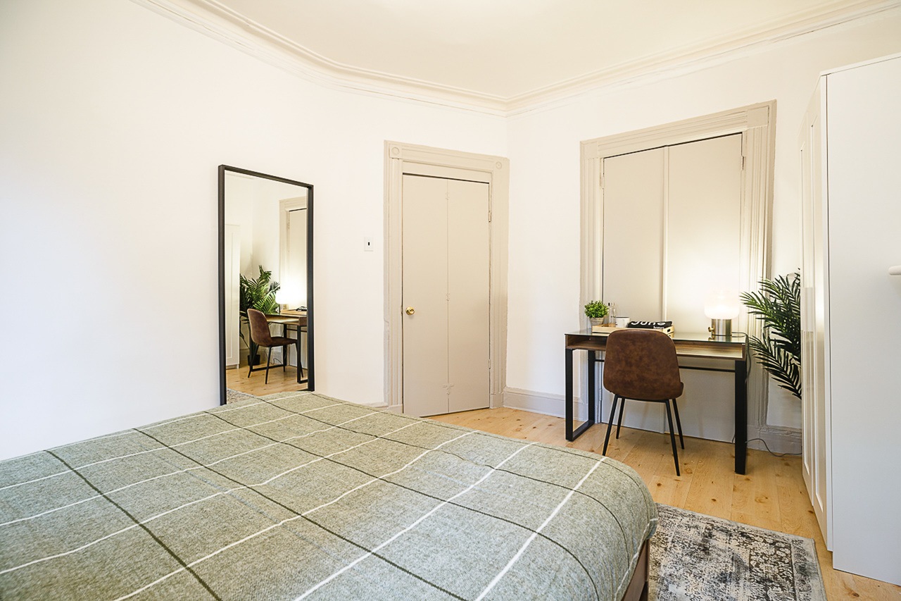  #183: Hell's Kitchen - Queen Bedroom A  -  #183: Hell's Kitchen  - Gallery -  1
