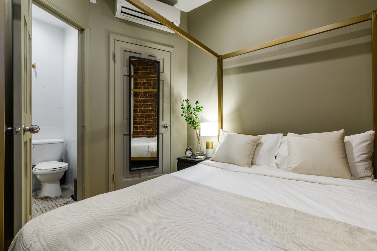  #299: Midtown East - Full Bedroom A W/Private Bathroom  -  #299: Midtown East  - Gallery -  1