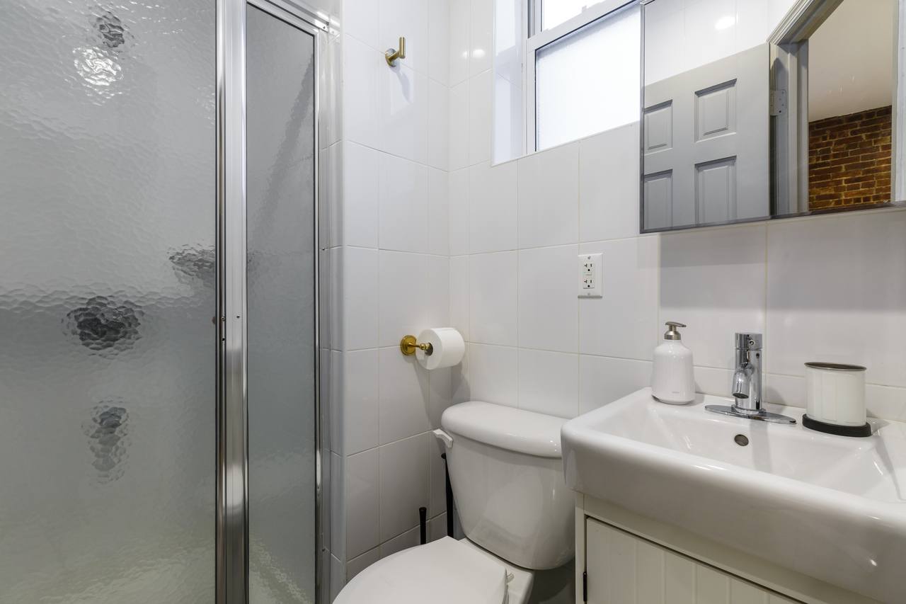 #299: Midtown East - Queen Bedroom B W/Private Bathroom - #299: Midtown East - Gallery - 3