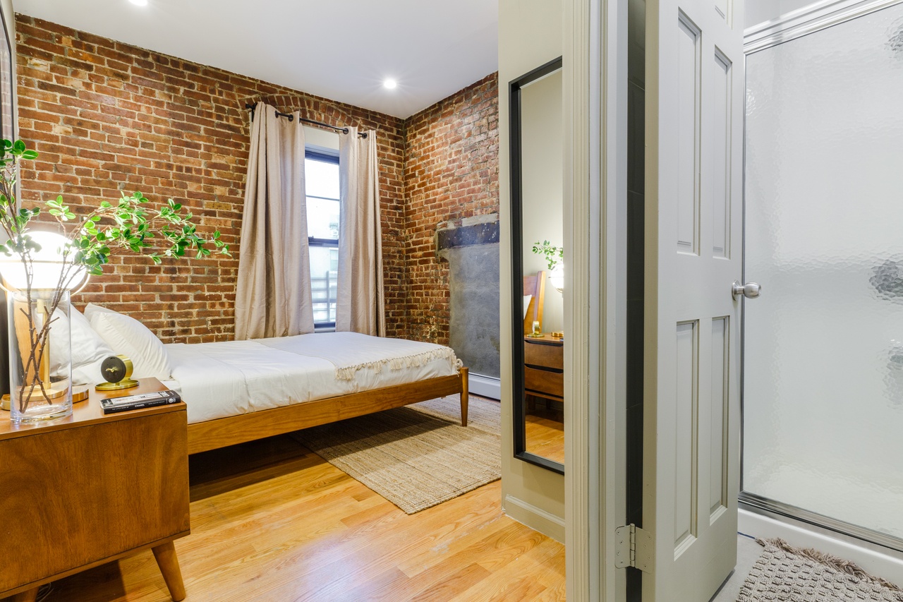  #299: Midtown East - Queen Bedroom B W/Private Bathroom  -  #299: Midtown East  - Gallery -  2