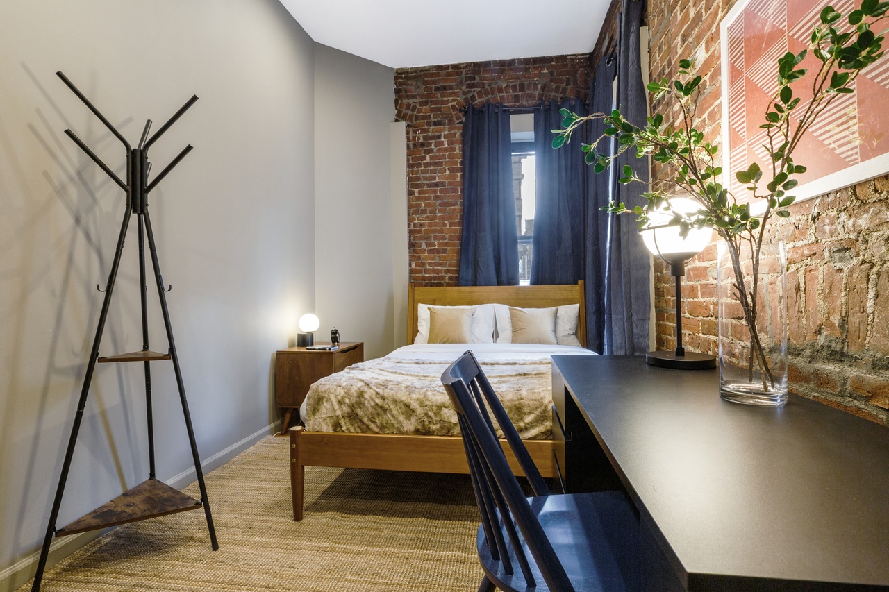 #299: Midtown East - Queen Bedroom C W/Private Bathroom - #299: Midtown East - Gallery - 1