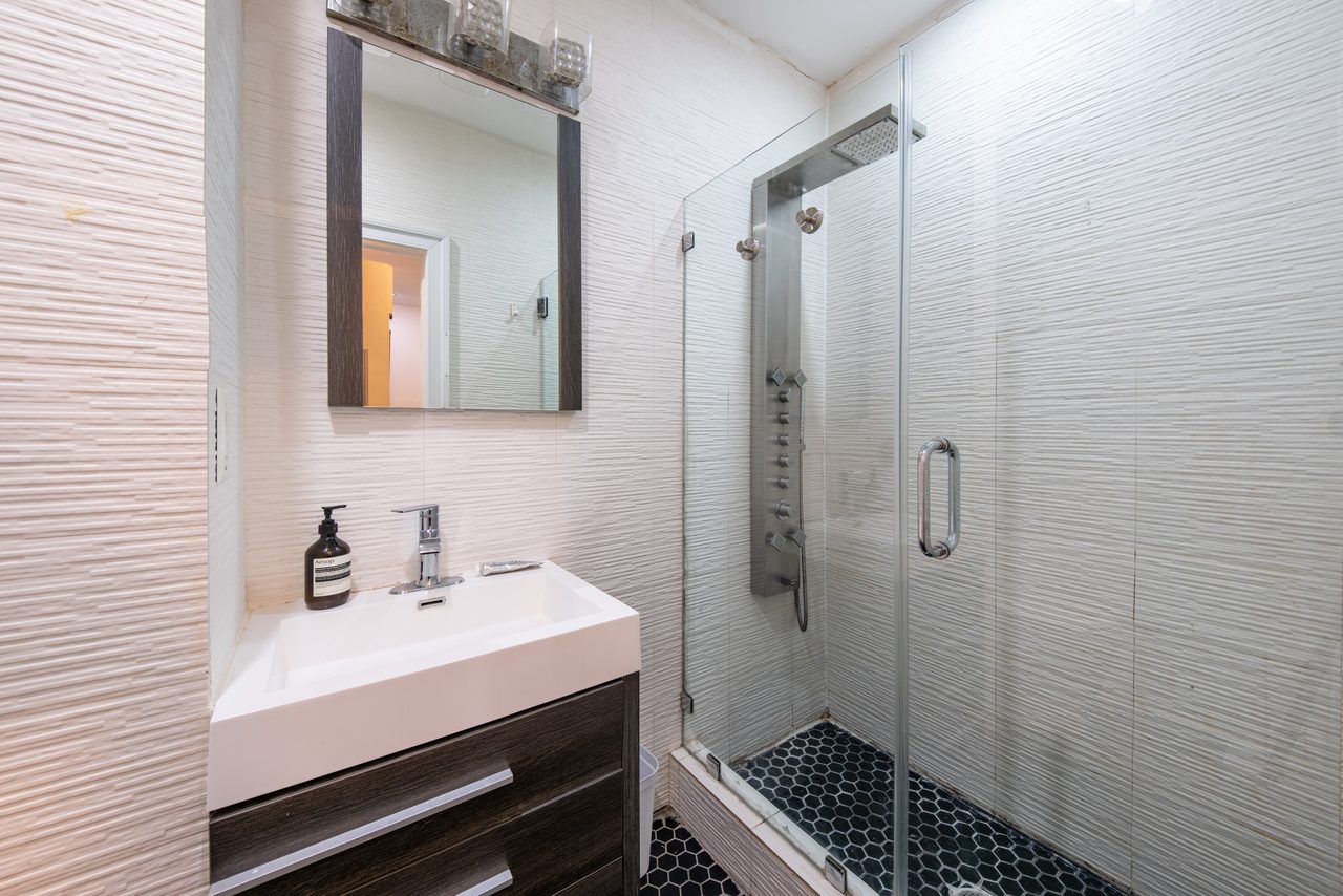 #720: Columbus Circle - 1 Bedroom (Queen) - #720: Columbus Circle - Gallery - 10