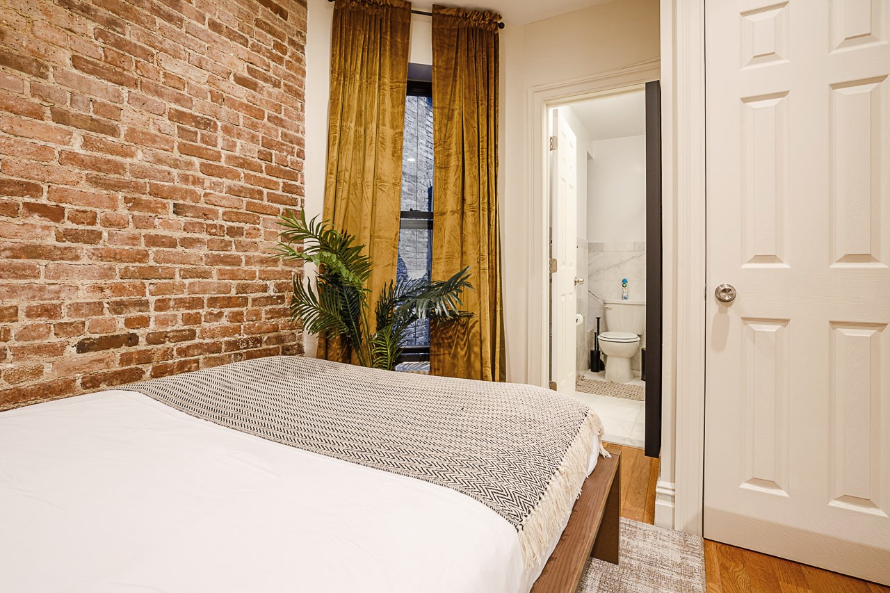 #222: Upper West Side - Queen Bedroom A W/Private Bathroom - 9