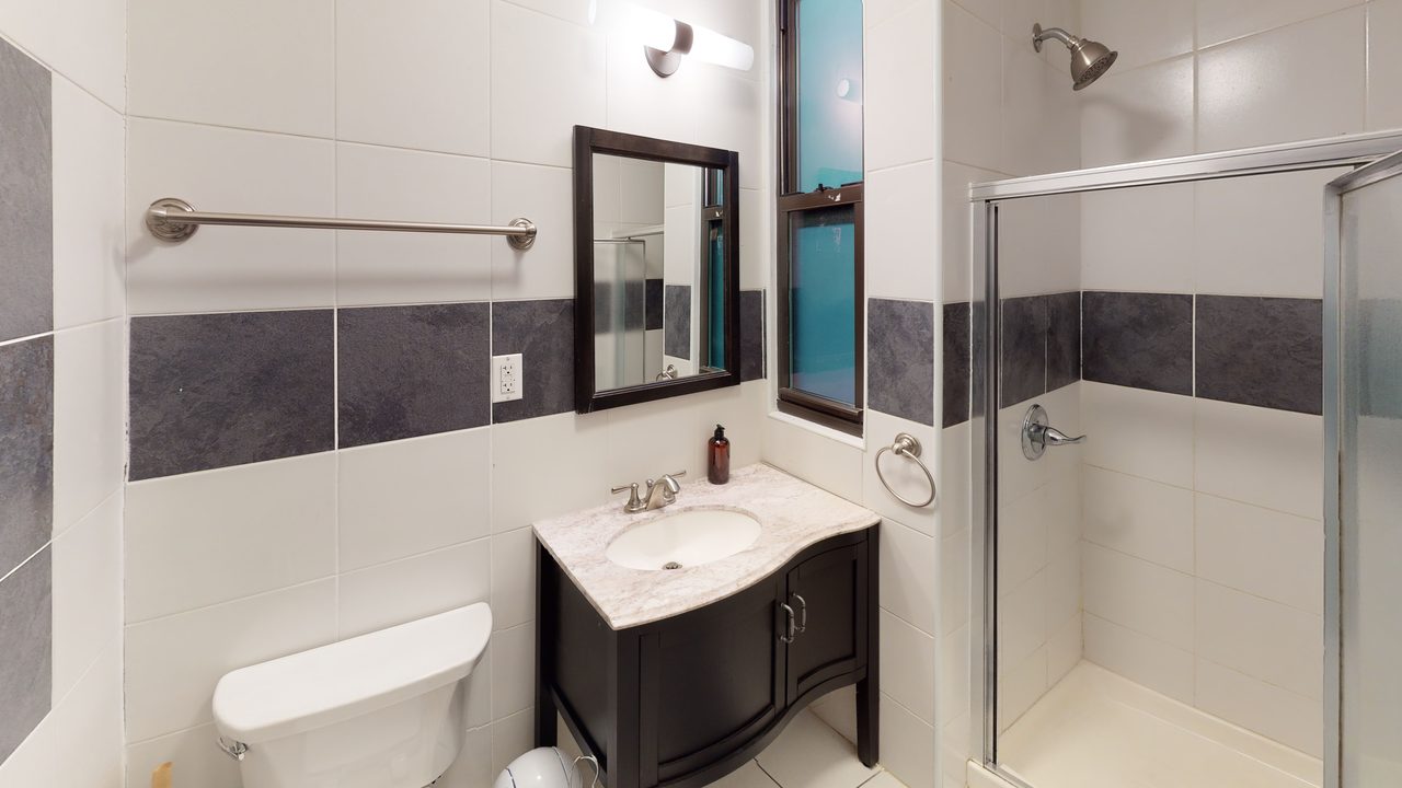 #578: East Harlem - Queen Bedroom A W/ Private Bathroom - #578: East Harlem - Gallery - 1