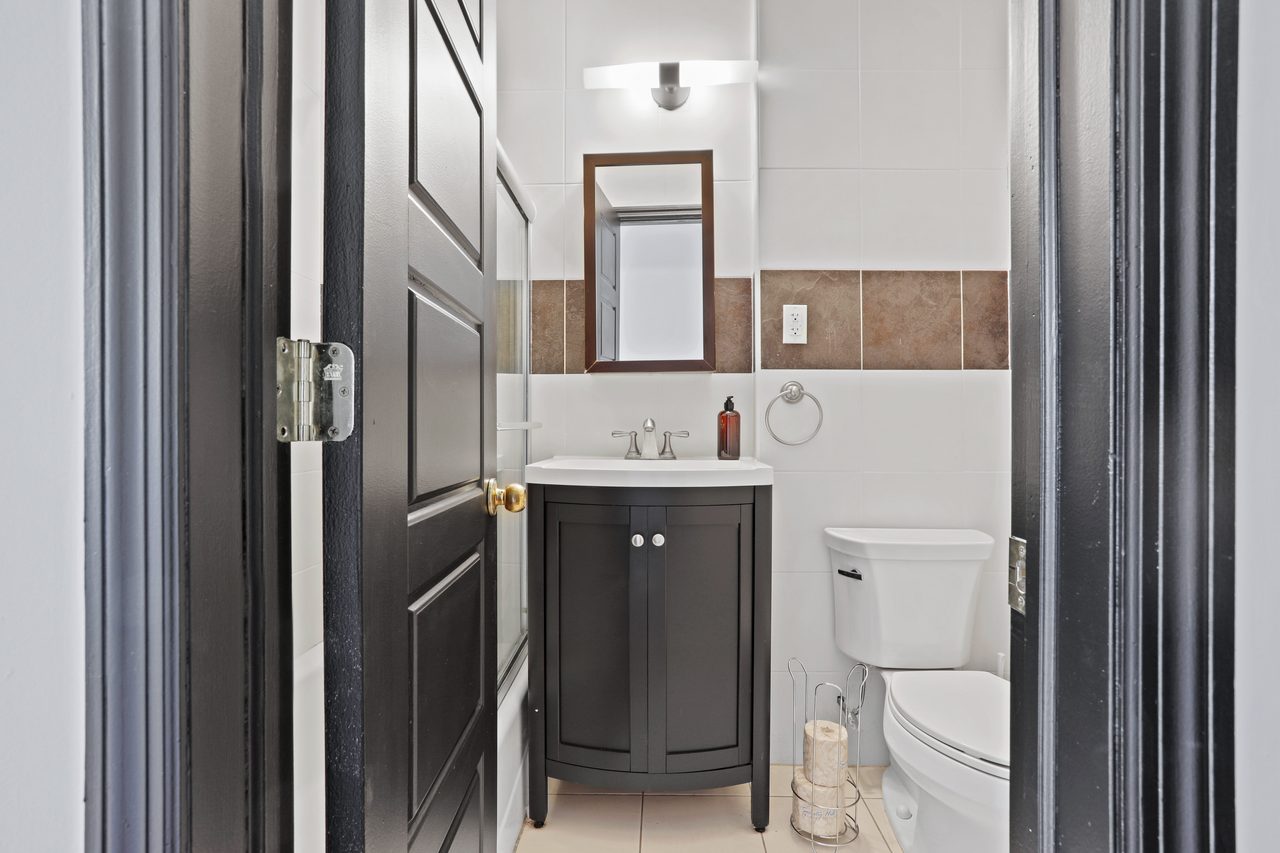  #578: East Harlem - Queen Bedroom A W/ Private Bathroom  -  #578: East Harlem  - Gallery -  8