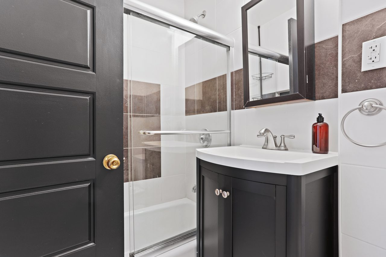  #578: East Harlem - Queen Bedroom A W/ Private Bathroom  -  #578: East Harlem  - Gallery -  9