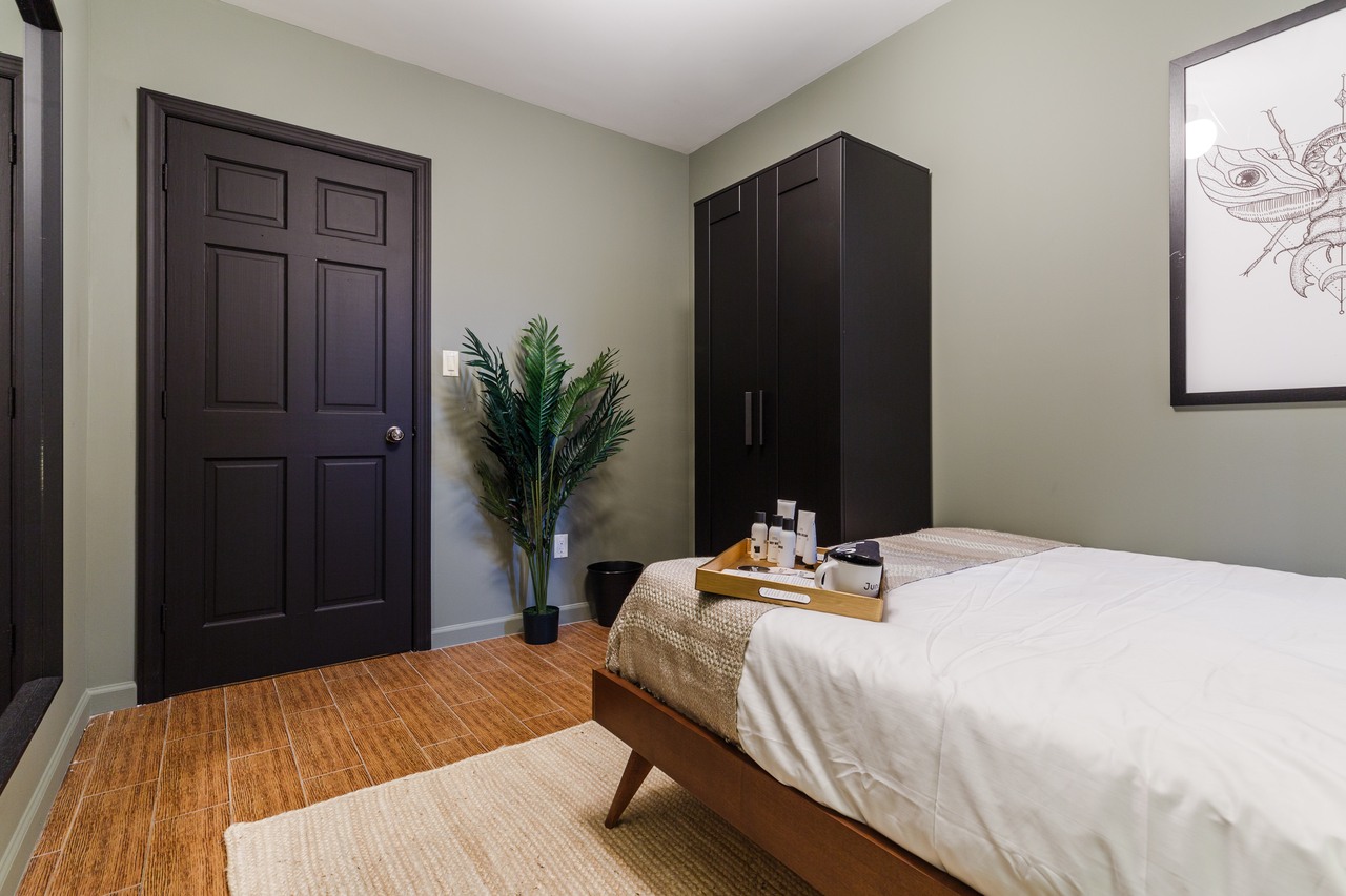  #268: Chinatown - Queen Bedroom B  -  #268: Chinatown  - Gallery -  8