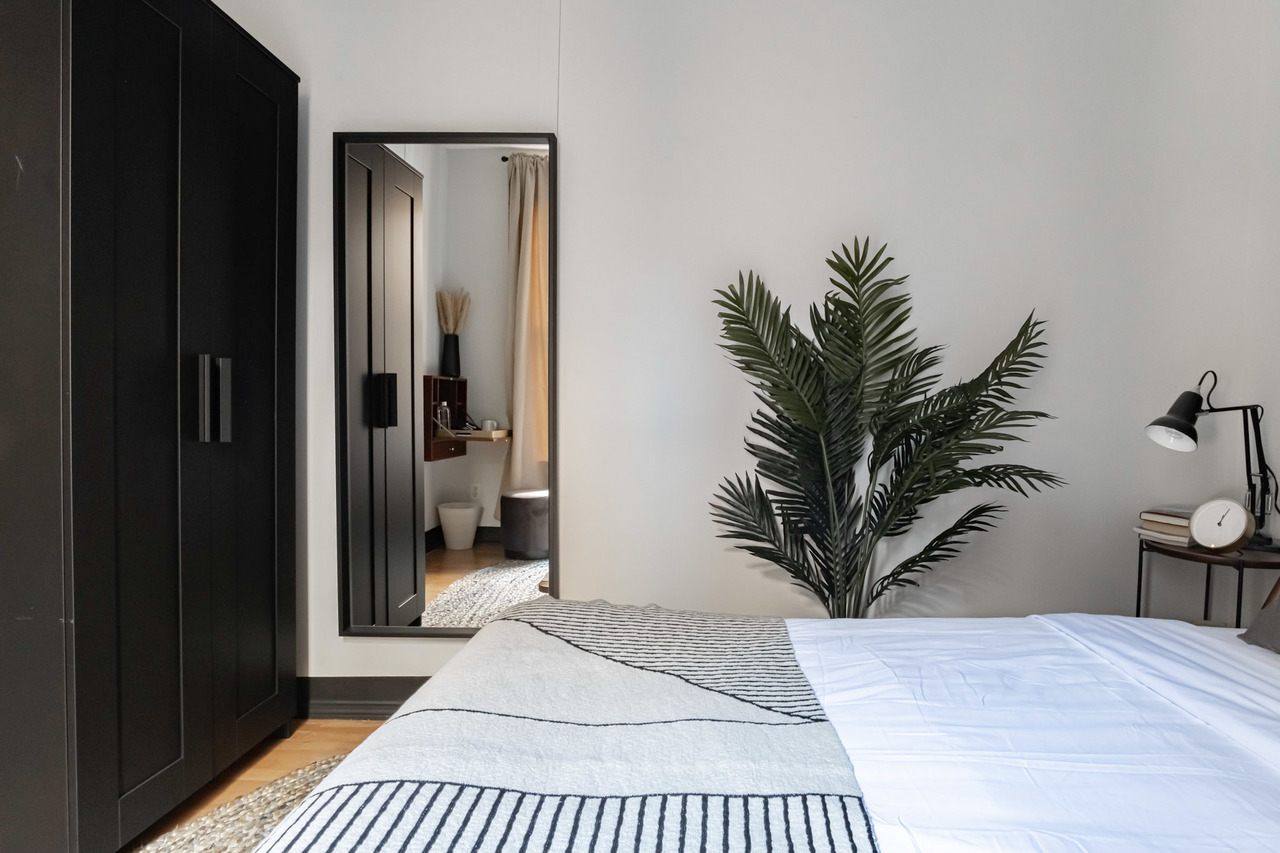 #261: Hamilton Heights - Queen Bedroom A - #261: Hamilton Heights - Gallery - 1