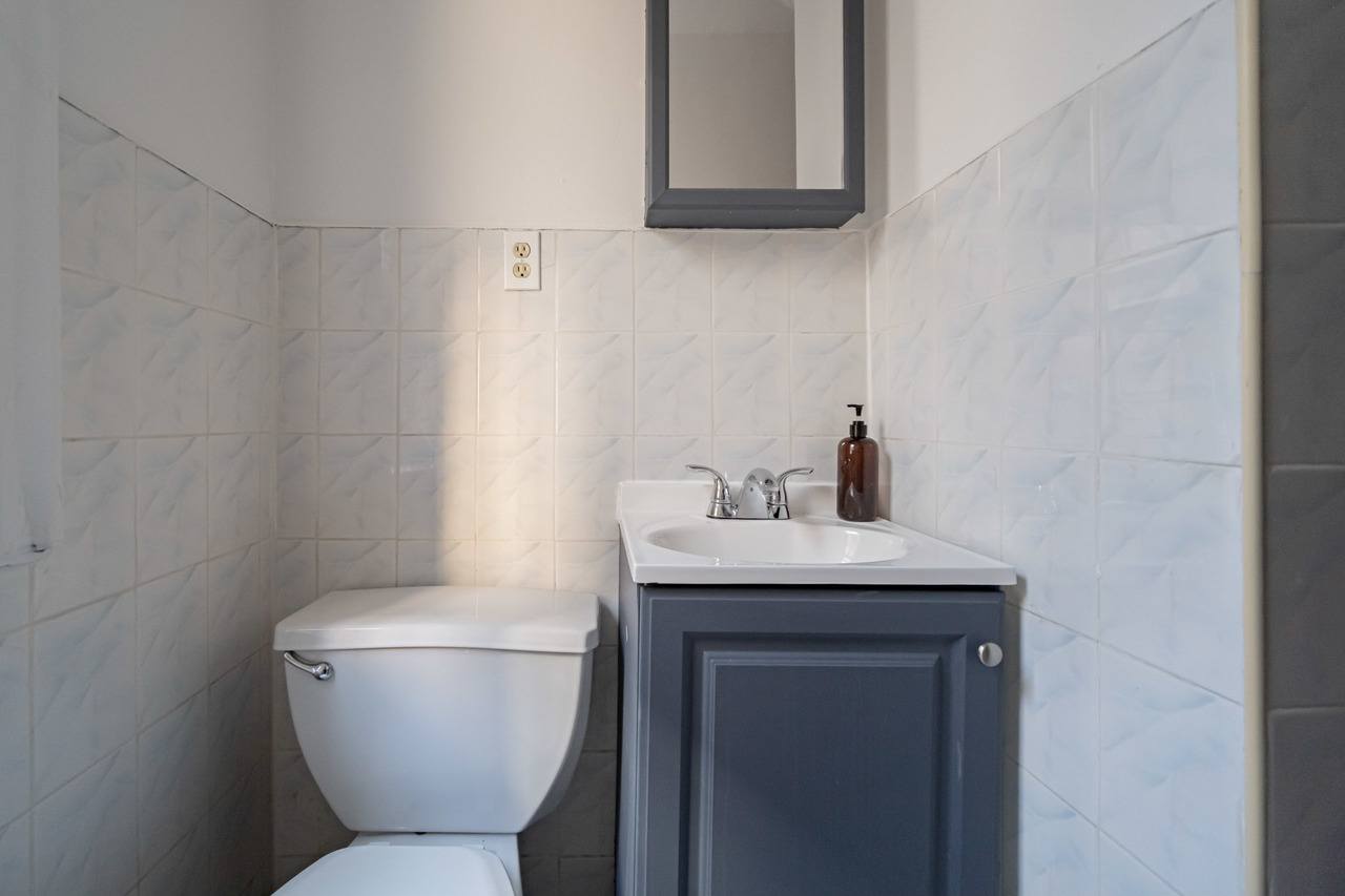  #261: Hamilton Heights - Queen Bedroom B  -  #261: Hamilton Heights  - Gallery -  8