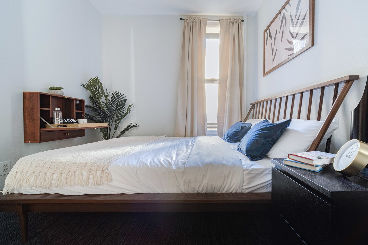 #261: Hamilton Heights - Queen Bedroom D - #261: Hamilton Heights - Gallery - 2